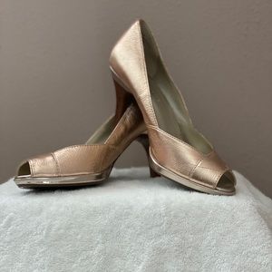 GOLDEN PEEP TOE HEELS